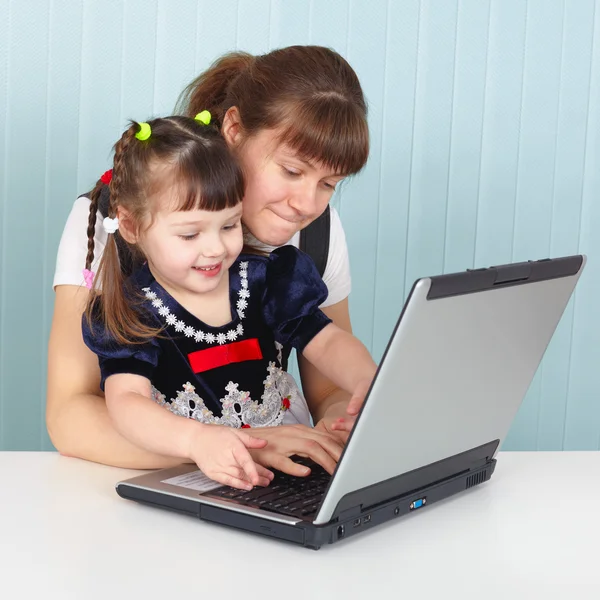 mom teaches daughter to use laptop — Stock Photo #2374325