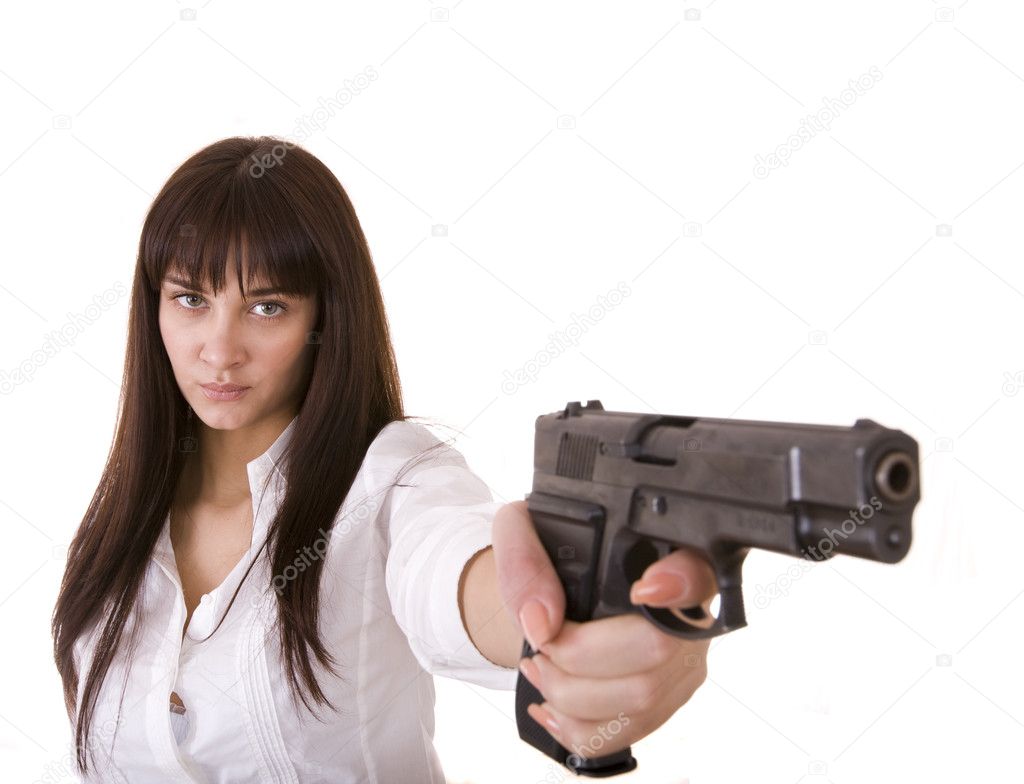Фото злостной девушки с оружием в руках в маскировочной палатке