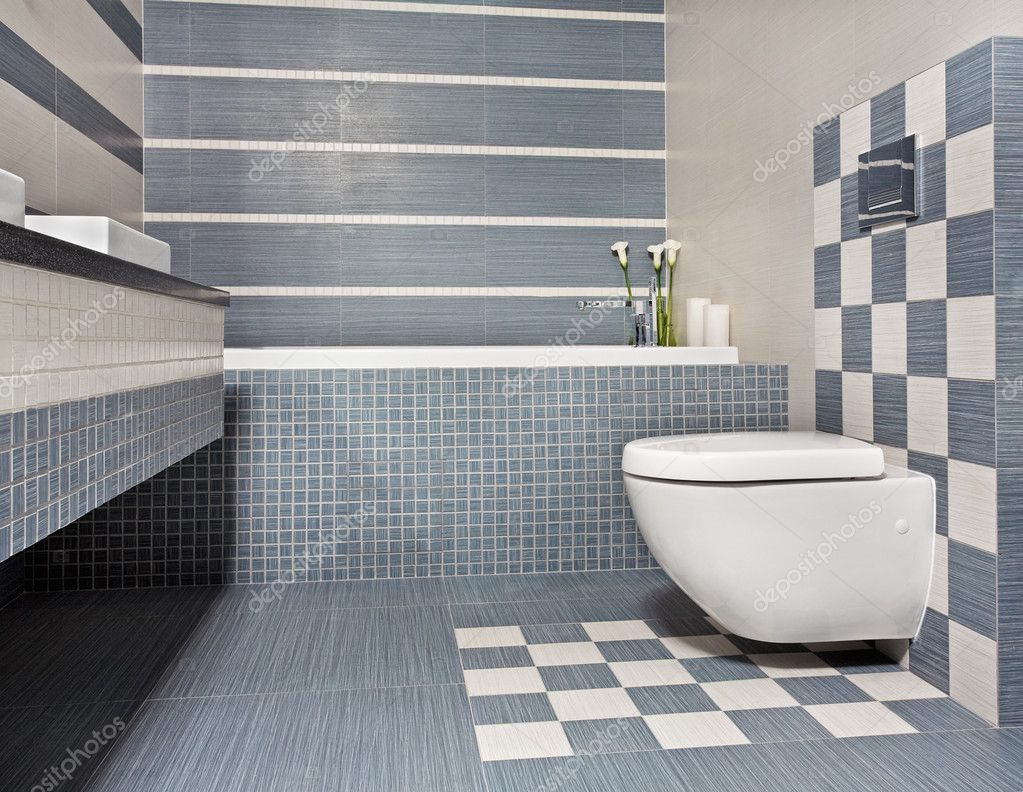 Modernt badrum med toalett och mosaik — stockfotografi © mrhamster ...