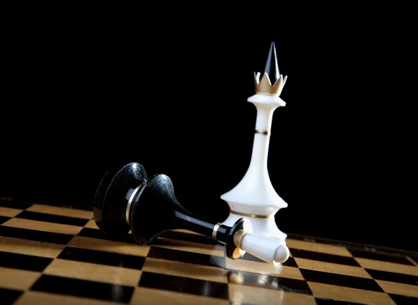 The white queen checkmate to black king