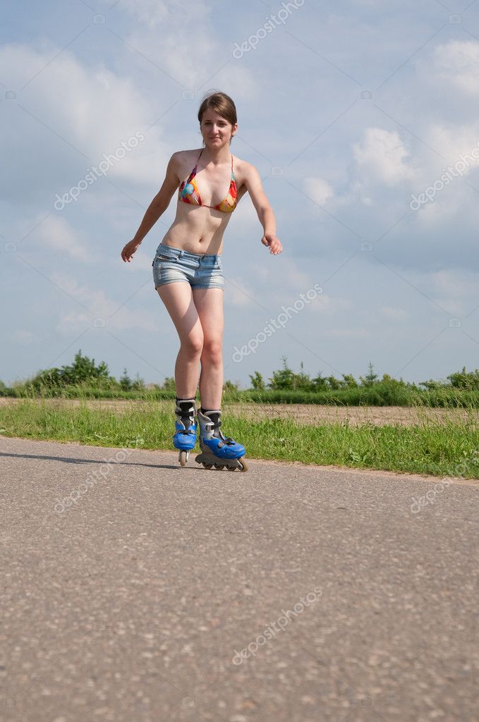 Молодая красавица надела ролики и катается на коньках голая