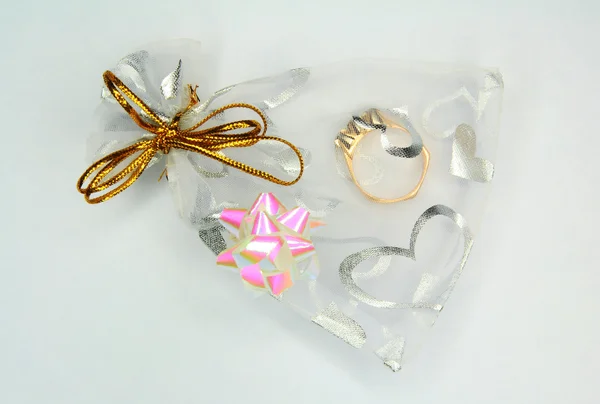 Transparent gift packing with a ring ins