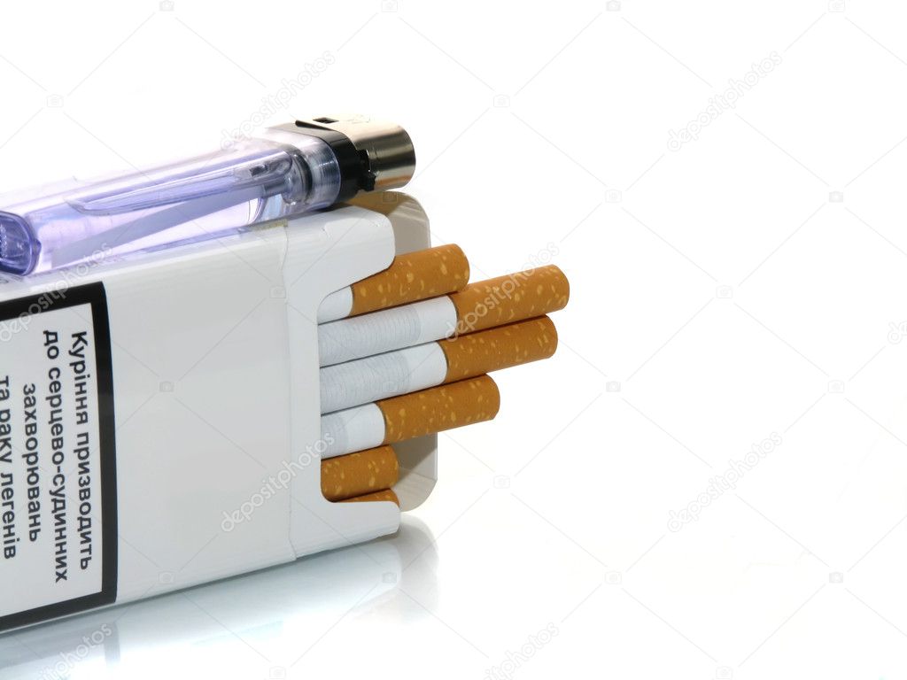 Pack of cigarettes and cigarettelighter — Stock Photo © yurec2704 1125901