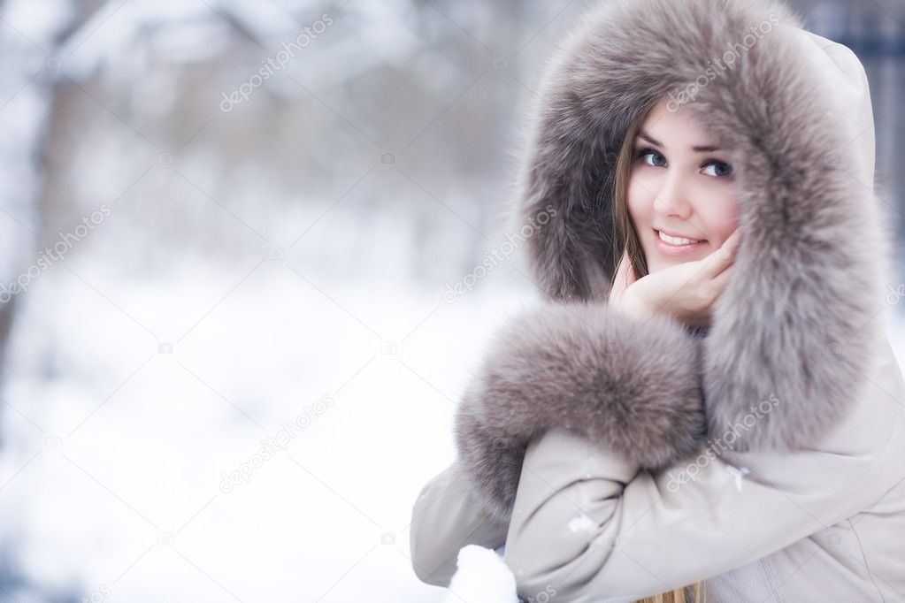 Рыжая русская девушка снимает меха и дрочит зимой на улице