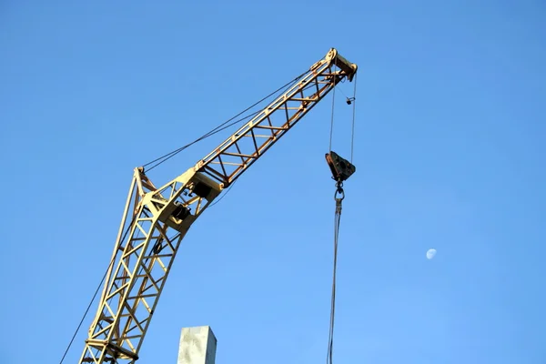 Lifting crane