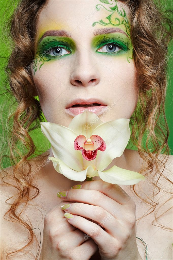 Portrait de la belle fille avec fée thème bodyart posant avec fleur de Lys \u2014 Image de zastavkin