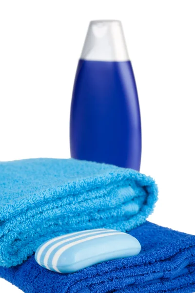 蓝色毛巾、 洗发水和肥皂 - 图库照片kotomiti#