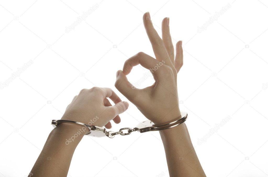 Раздетая длинноногая брюнетка крепко держит наручники в руке