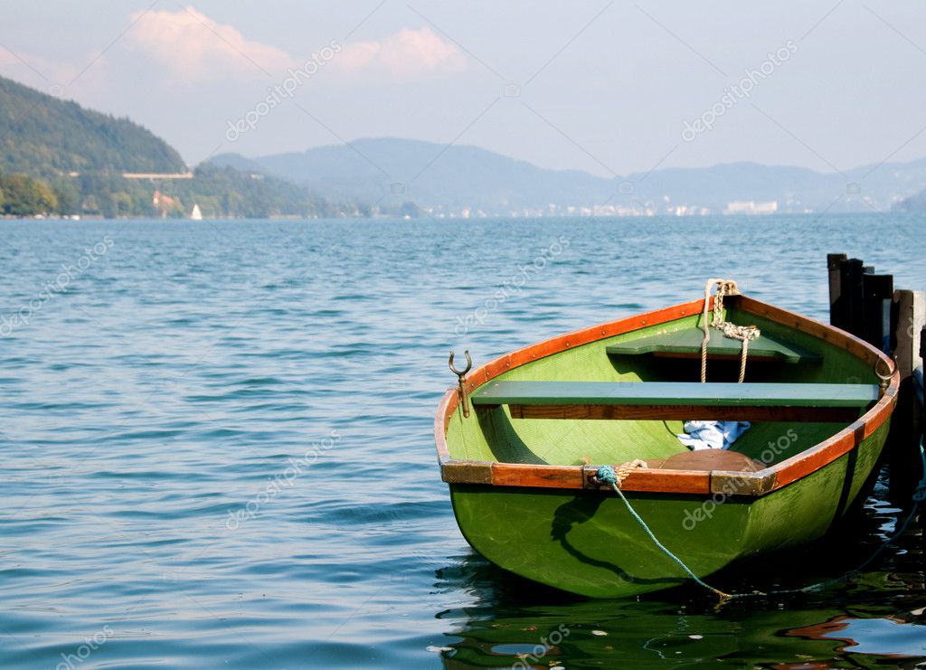 лодка на воде лодка на воде
