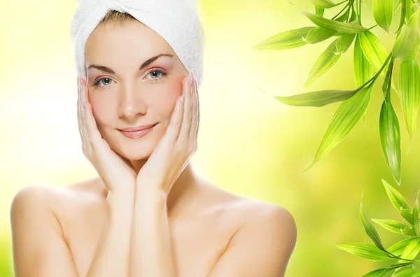 Natural Mascara on Young Woman Applying Organic Cosmetics   Zdj  Cie Stockowe    Andrejs