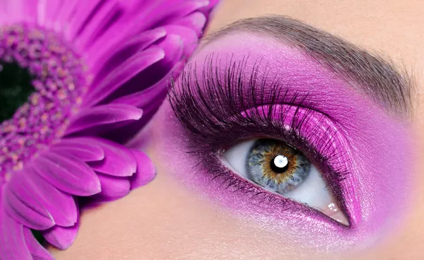 Purple eye make-up with gerber flower