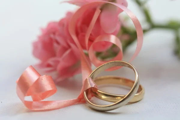 Wedding bands and pink roses
