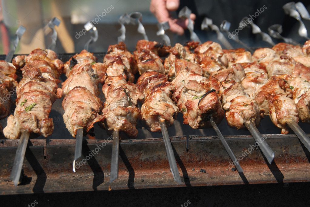 http://static3.depositphotos.com/1004062/203/i/950/depositphotos_2035127-Shashlik-shaslik---traditional-russian.jpg