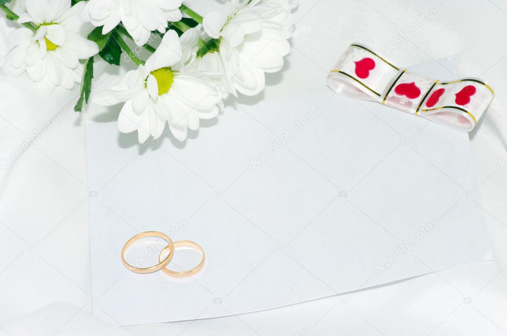 Wedding rings with white flowers