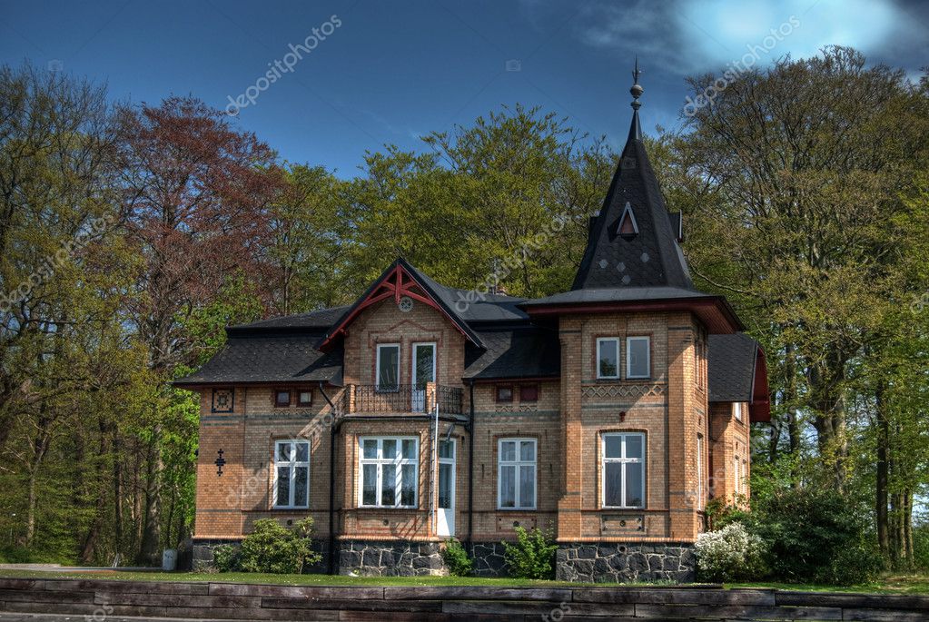 Smokeys Nest Depositphotos_2302208-House-in-the-forest-HDR