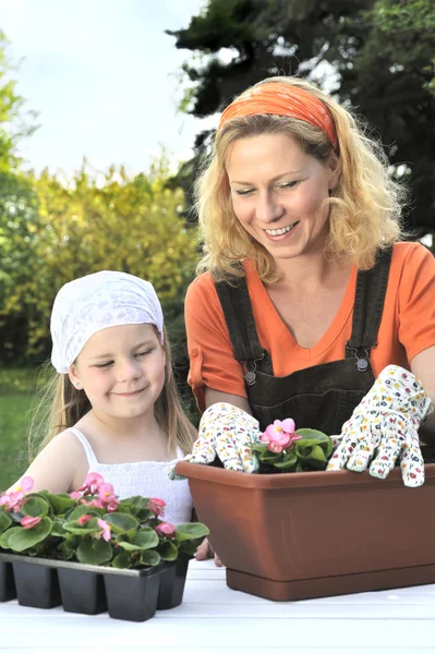 Mother and daughter gardening — Stock Photo #2229007