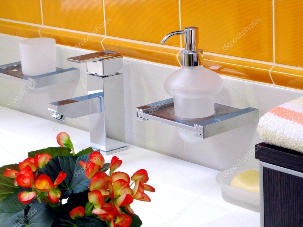 Inredning av badrum handfat och kran — stockfotografi © brozova ...