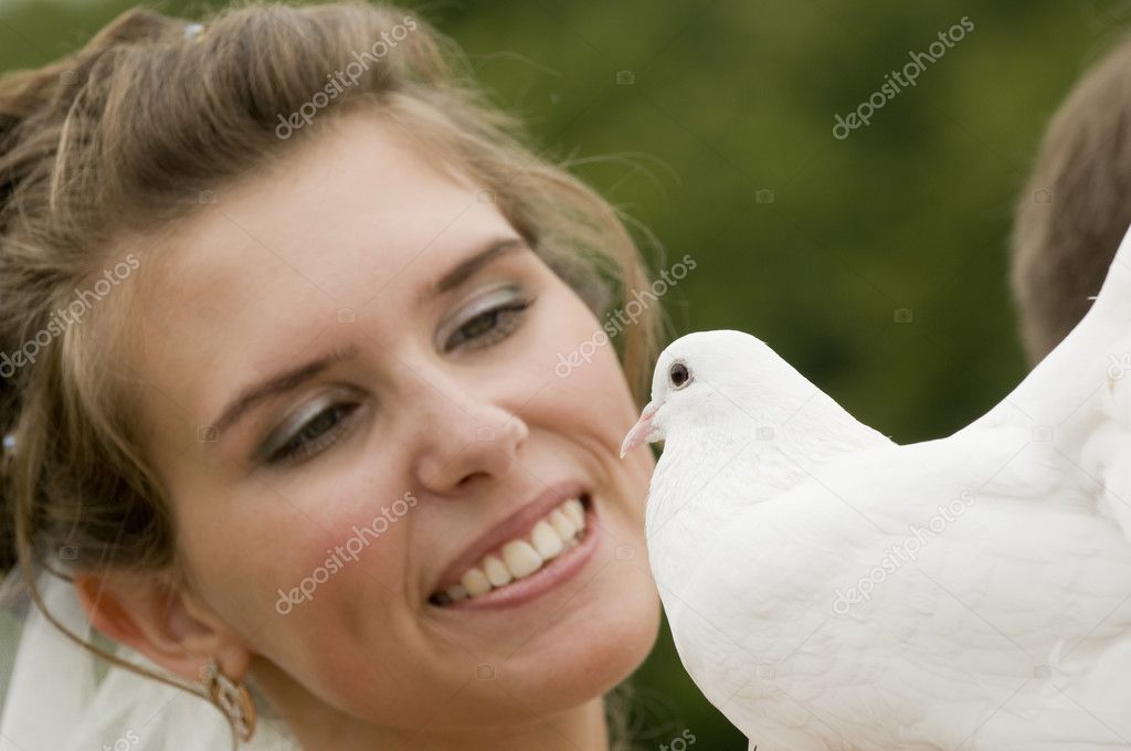 <b>Beyaz Güvercin</b> ile genç gelin— Photo by nikitabuida - depositphotos_2344154-Bride-with-white-dove