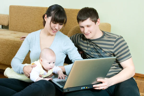 Happy family with laptop — Stock Photo #2553345