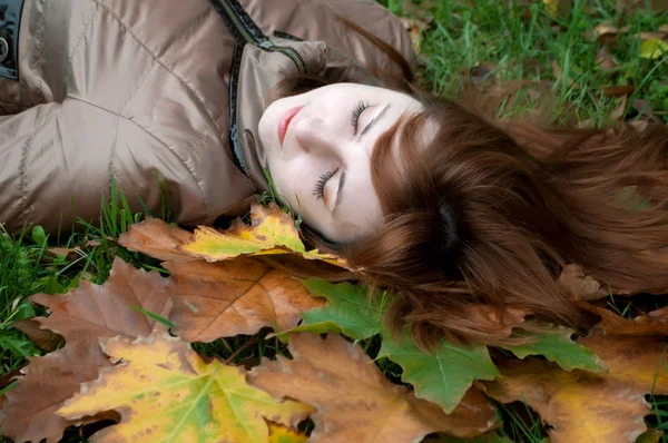Beautiful Young Woman Lying Park Autumn — Stockfoto