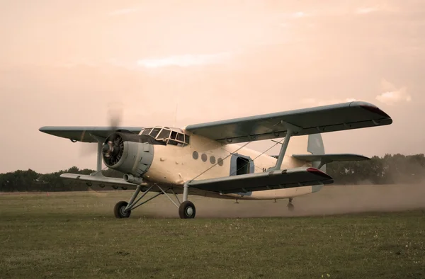 Avión de estilo antiguo volando —  Fotos de Stock