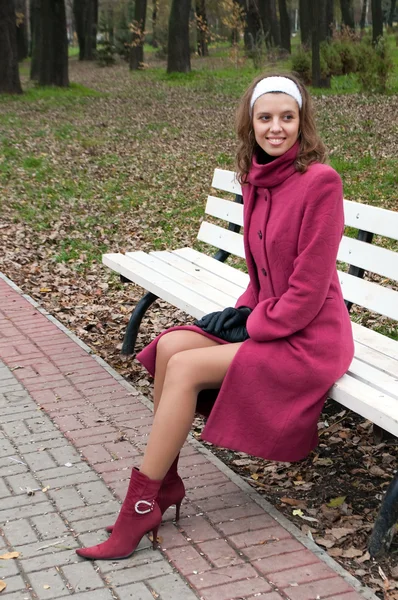 Joven chica elegante en abrigo morado — Foto de Stock
