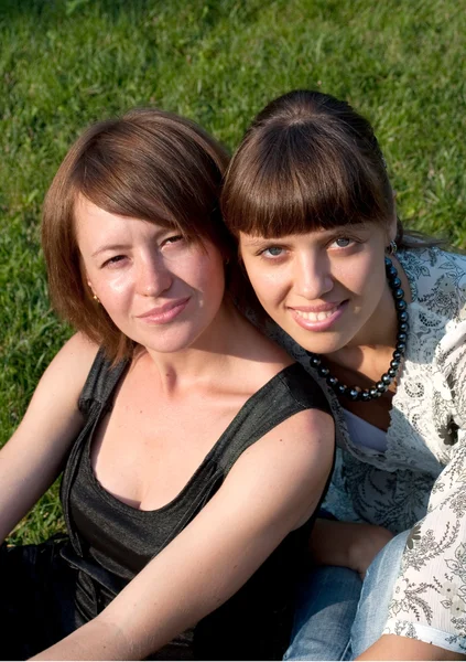 Дві молоді усміхнені дівчата — стокове фото