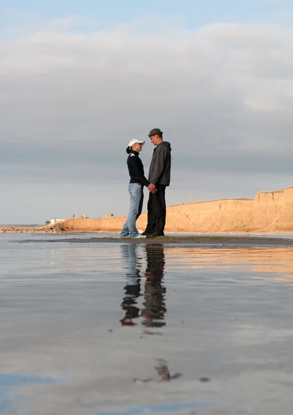 海岸の若いカップル — ストック写真