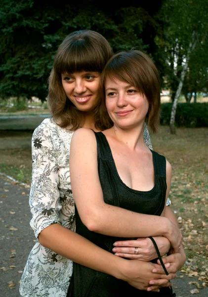 Dos jóvenes abrazando chicas — Foto de Stock