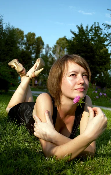 Молодая красивая девушка в летнем парке — стоковое фото