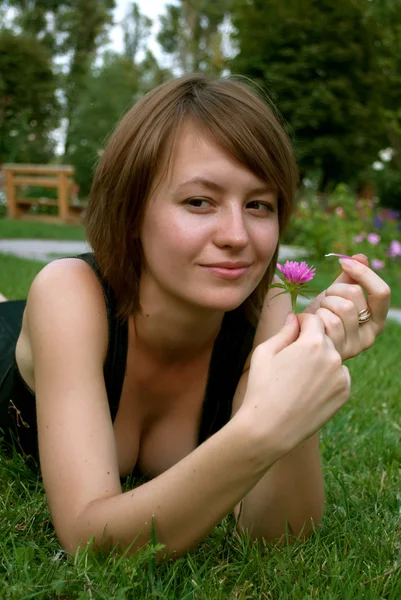 Красивая девушка в летнем парке Лицензионные Стоковые Изображения