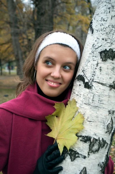 Giovane bella ragazza vicino a un albero di betulla — Foto Stock