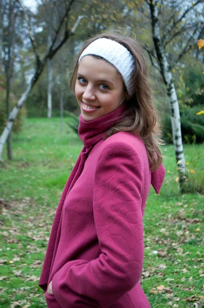 Krásná mladá dívka v růžový kabát — Stock fotografie