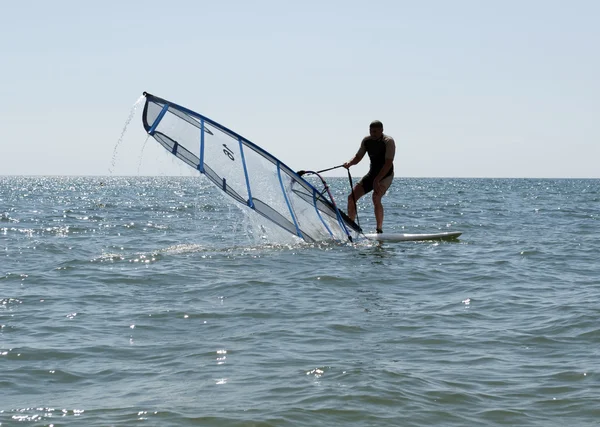 Bir yelken kaldırılma windsurfer — Stok fotoğraf