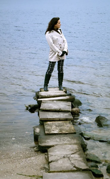 Девушка стоит на каменной дороге — стоковое фото