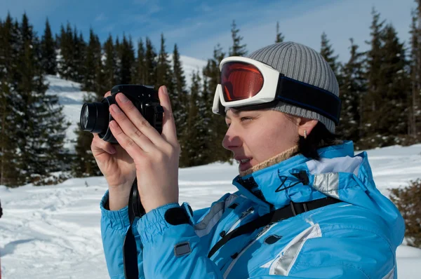 Fotógrafo em montanhas de neve — Fotografia de Stock