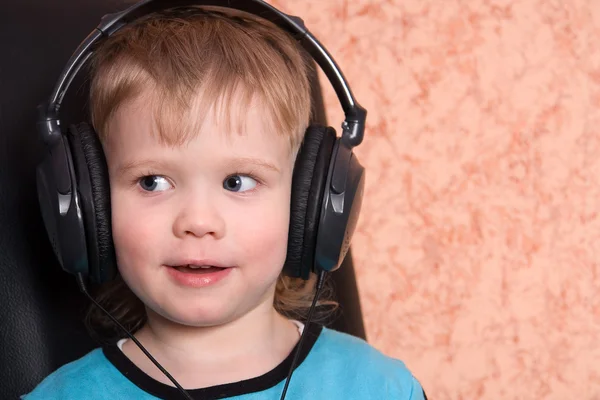 Little Boy Headphones Dark Background — Φωτογραφία Αρχείου