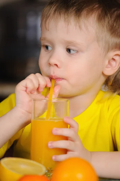 Het kind dranken SAP — Stockfoto