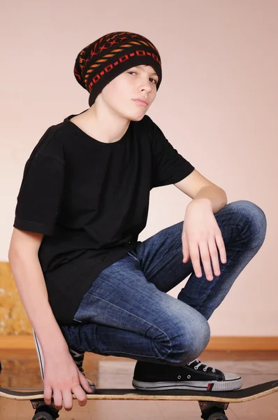 Der Teenager mit dem Skateboard — Stockfoto