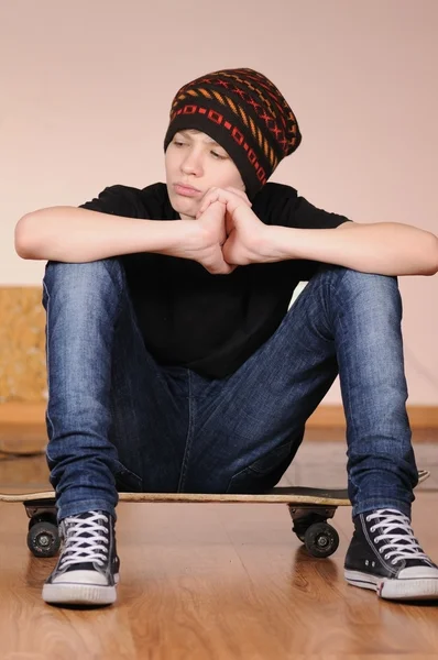 De tiener met een skateboard — Stockfoto