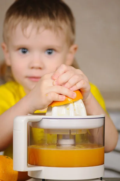 Ребенок будет выжимать сок — стоковое фото