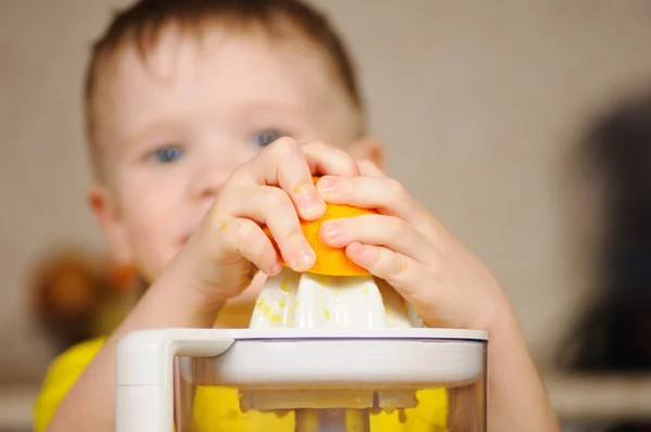 The child to wring out juice — Stock Photo, Image