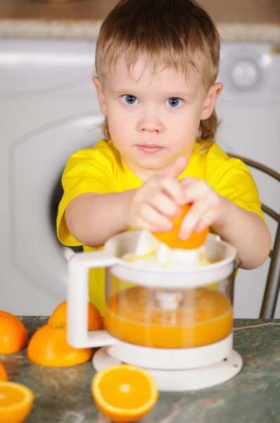 Dziecko, aby wycisnąć sok — Zdjęcie stockowe