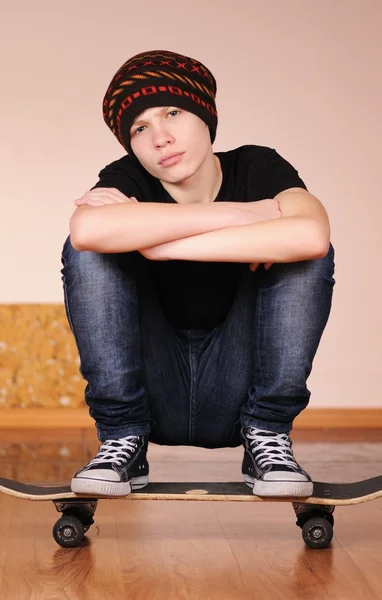 O adolescente com um skate — Fotografia de Stock