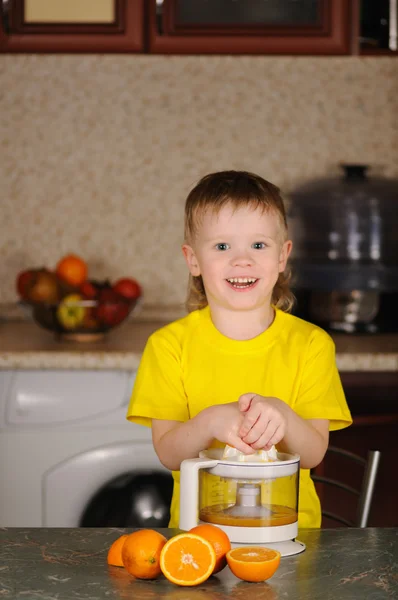 Dziecko, aby wycisnąć sok — Zdjęcie stockowe