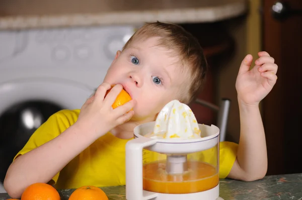 The child to wring out juice — Stock Photo, Image