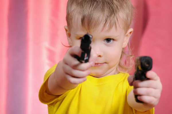 Gutt med pistol – stockfoto