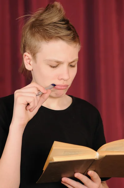 Tonåring med bok — Stockfoto