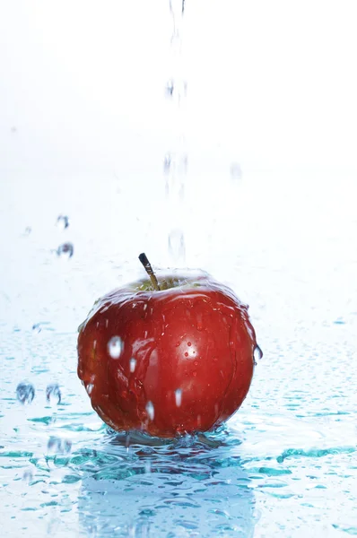 Apple в воде — стоковое фото