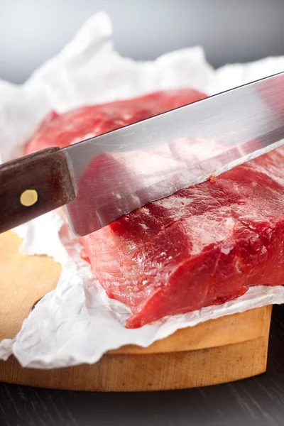 Tahta Bir Masada Çiğ Biftek — Stok fotoğraf